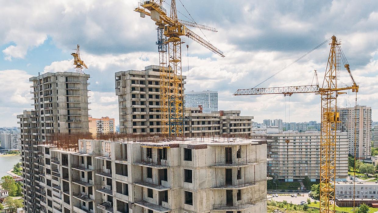 Названы популярные для покупки недвижимости на этапе строительства округа Москвы