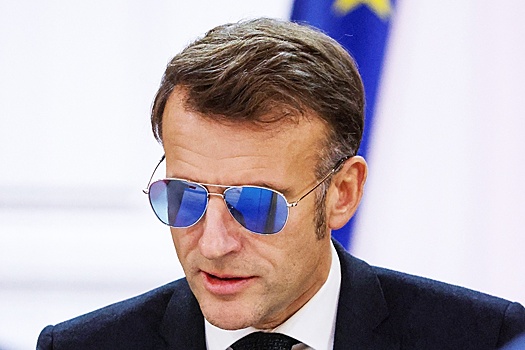 LP: Макрон провел встречу в Елисейском дворце в темных очках, его сняли на фото