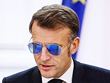 LP: Макрон провел встречу в Елисейском дворце в темных очках, его сняли на фото