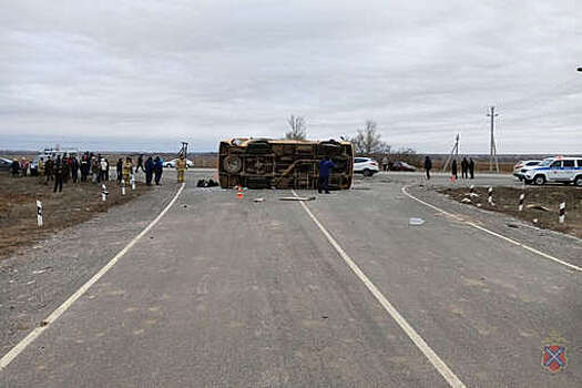 МВД РФ: в попавшем в ДТП под Волгоградом автобусе находились около 20 детей