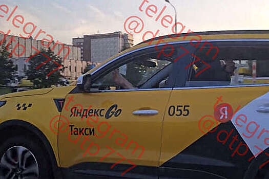 В Москве на видео попало, как таксист на Geely рулил ногами