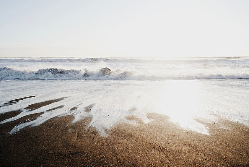 Ледники, гейзеры и подземные источники снабжают страну горячей и холодной водой. Она настолько чистая, что не требует фильтрации. Однако здесь есть подвох: горячая вода иногда отдает сероводородом.  