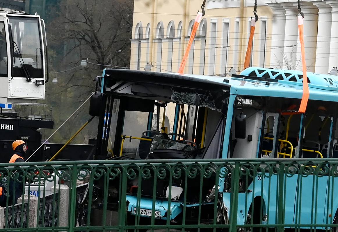 У владельца упавшего в реку в Петербурге автобуса прошли обыски