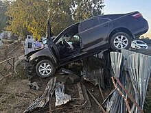 На Кубани седан Toyota повис на заборе кладбища после ДТП