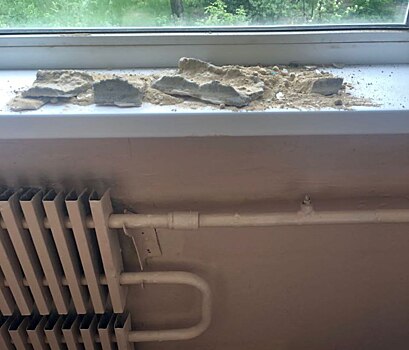 Из-за дождей в одной из школ Оренбурга обвалилась штукатурка