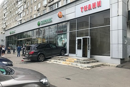 Автомобиль врезался в отделение Сбербанка на юго‑западе Москвы