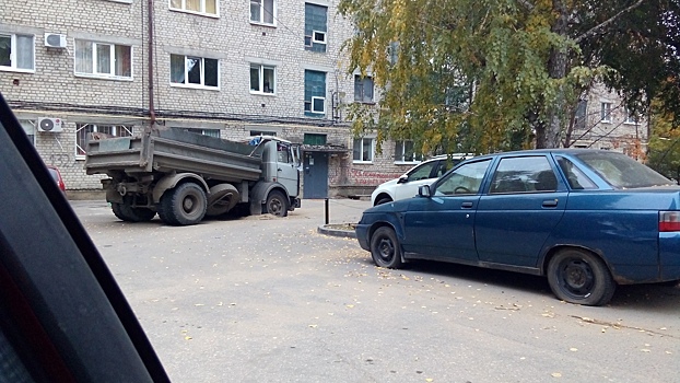 На улице Чернышевского "МАЗ" угодил в яму