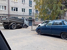 На улице Чернышевского "МАЗ" угодил в яму