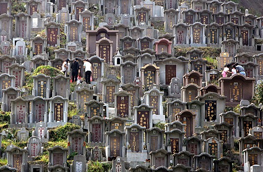 «Люди ложились в гробы»: как в Китае запрещают похороны