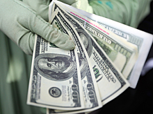 Американец ограбил банк и разбросал деньги на улице