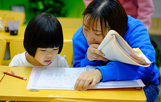 Китай запретил работать частным репетиторам