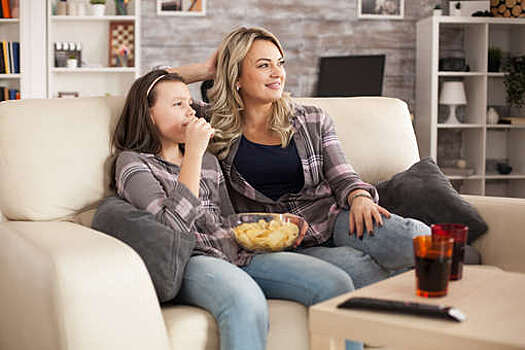 Просмотр телевизора вместе с родителями оказался полезен для развития ребенка