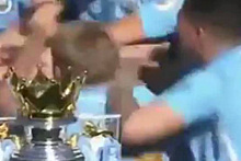 Украинец из «Манчестер Сити» увлекся празднованием и уронил чемпионский кубок