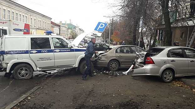 В Пензе в ДТП с пятью автомобилями пострадали два человека