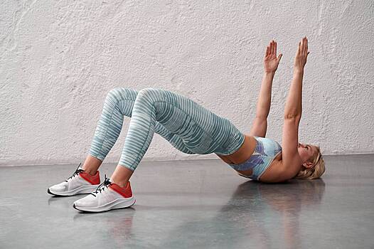 Тренер раскрыла топ-4 ошибок при выполнении ягодичного моста