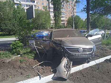 На ул. Чкалова в Оренбурге «Фольксваген» протаранил ограждение