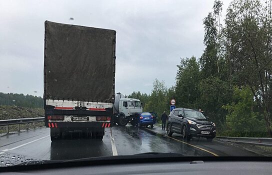 На ЕКАД возле Кольцово легковушка залетела под КамАЗ