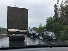 На ЕКАД возле Кольцово легковушка залетела под КамАЗ