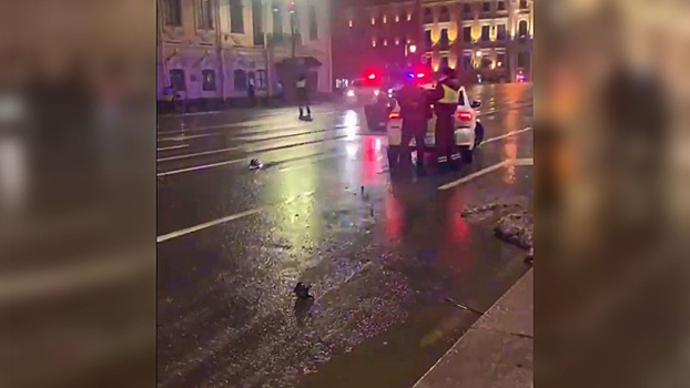 В Петербурге машина на огромной скорости сбила двух человек на пешеходном переходе