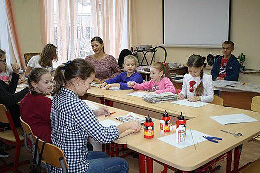Юных жителей Южнопортового научили плетению из «газетной лозы»