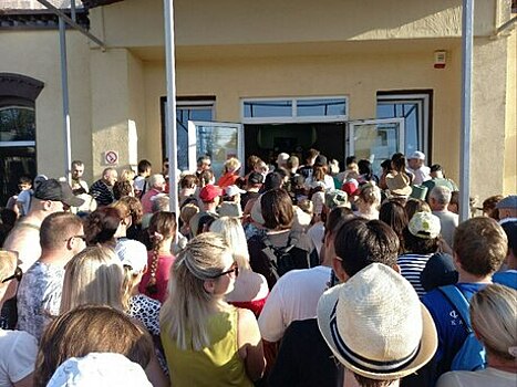 Медузы, обмороки и заклинившие двери электрички: как калининградцы сбежали к морю в +35