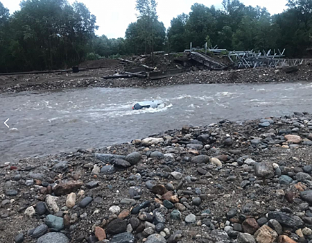 В Приангарье при переправе смыло автомобиль