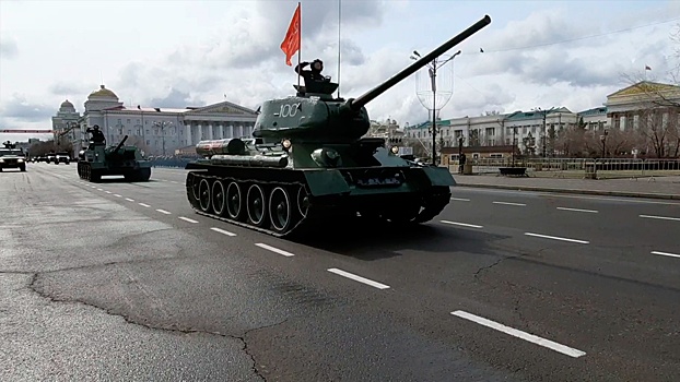Танк Т-34 и артустановка СУ-100 возглавили колонну техники на тренировке Парада в Чите