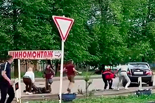 Россияне толпой накинулись на пьяного водителя и закидали камнями его машину