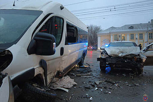 В Волгограде более 5 человек пострадали в аварии с автобусом