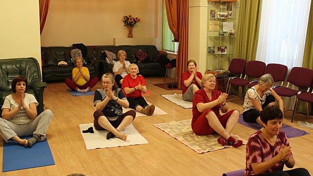 Пенсионеров из Текстильщиков пригласили на занятия по йоге
