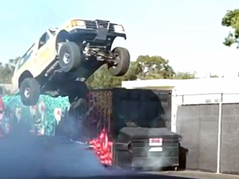 Видео: Полет шмеля - старый Ford Bronco показывает класс
