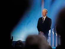 Комик указал на абсурдность слов Трампа о нежелании США соседствовать с Россией