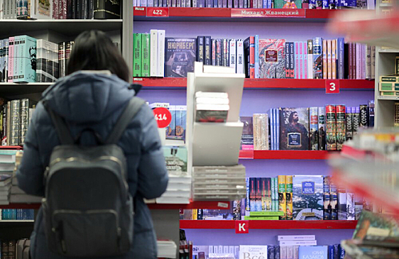 Книжные магазины проигрывают онлайн-площадкам