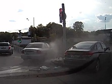 Автомобиль едва не упал в реку после ДТП в Москве. Видео