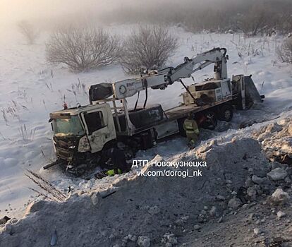 Видео с разорванным на части КамАЗом с трассы в Кузбассе появилось в Сети