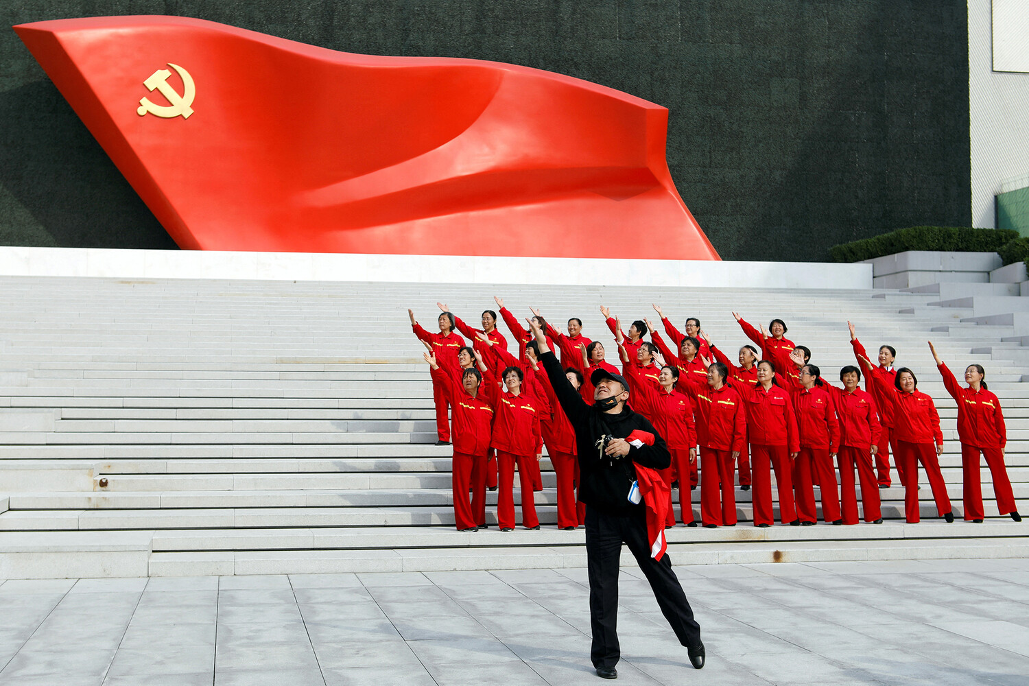 Китай удивлен. Съезд Коммунистической партии Китая. Съезд Компартии Китая 2022. Делегация Коммунистической партии Китая. Флаг Компартии Китая.