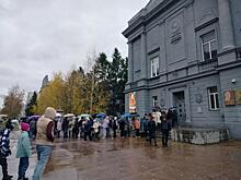 В очередь под дождем на выставку Сурикова выстроились новосибирцы