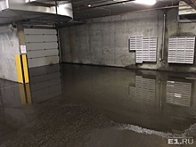 Нужно эвакуировать несколько сотен иномарок: на Уралмаше затопило подземный паркинг