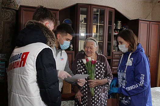 В Красногорске волонтеры поздравили женщину-ветерана с 8 Марта