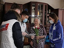 В Красногорске волонтеры поздравили женщину-ветерана с 8 Марта