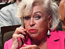 Вдову Караченцова Поргину госпитализировали в Москве из-за болей в колене