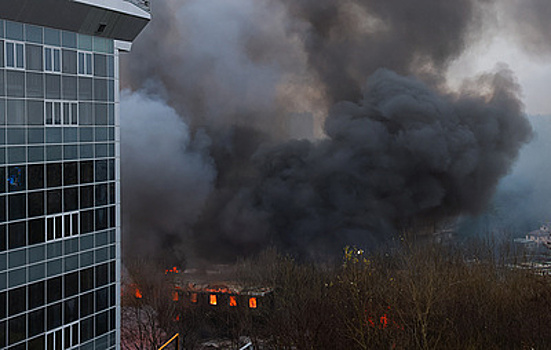 В Сочи горит автосервис на площади 1 тыс. кв. м