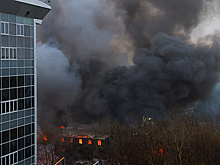 В Сочи горит автосервис на площади 1 тыс. кв. м