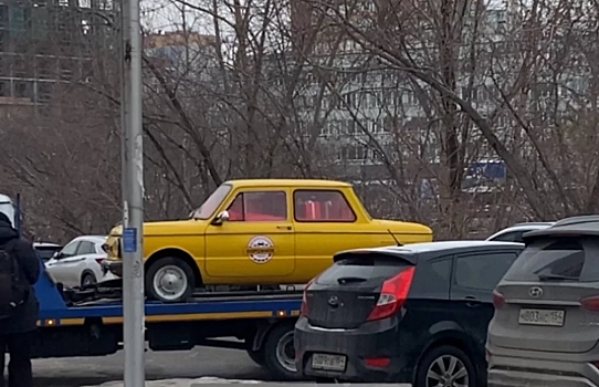 Жёлтый "Запорожец" с новогодними сюрпризами стал звездой новосибирских улиц