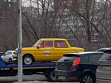 Жёлтый "Запорожец" с новогодними сюрпризами стал звездой новосибирских улиц