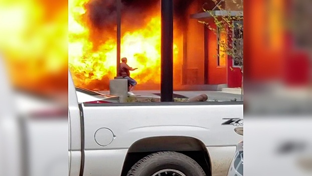 Полыхающий пикап взорвался рядом с рестораном в США: видео