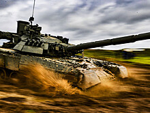 Мобилизованные отрабатывают применение танкового вооружения в тылу СВО
