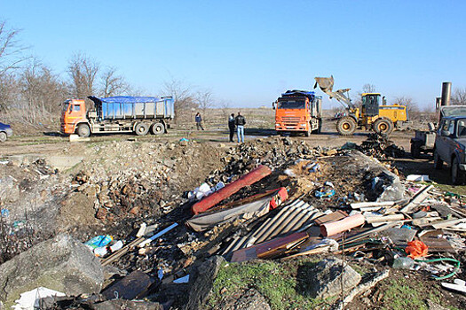 Крымским чиновникам под двери навалили кучи мусора