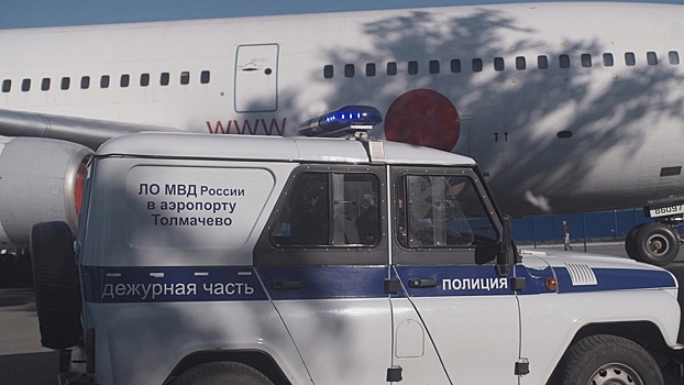 Жителя Астраханской области сняли с самолета в Новосибирске за курение на борту