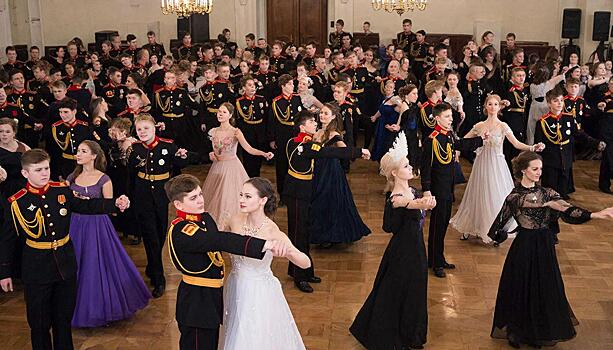 Кадеты Глазова попросили обучить их бальным танцам